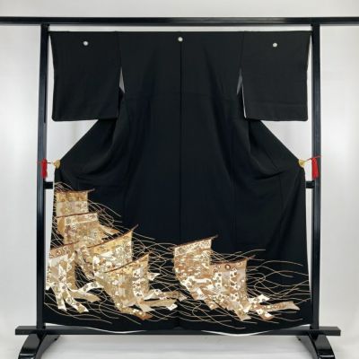 未着用 黒留袖 五つ紋 比翼付き 金駒刺繍 金彩 鶴 波 着物 074w d