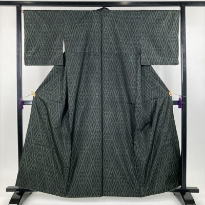 中古） 大島紬 緑 黒色 カジュアル 横双 菱取り 袷【身丈】156.5cm【裄