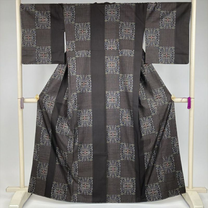 中古) 大島紬 焦げ茶 カジュアル 変わり市松華文様 袷 絹【身丈 中古) 大島紬 焦げ茶 カジュアル 変わり市松華文様 袷 絹【身丈