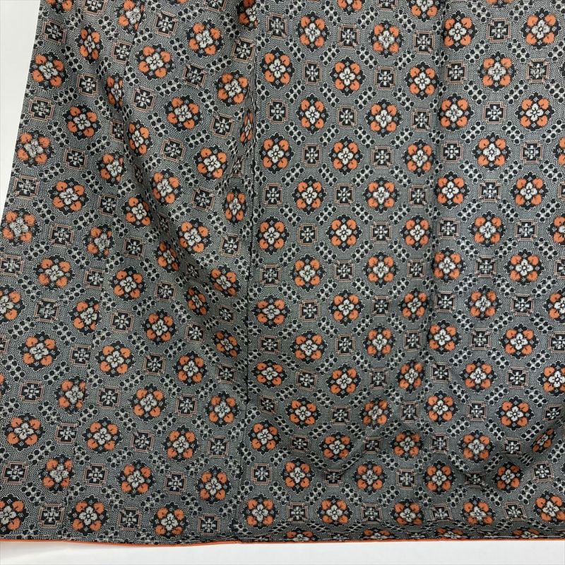中古) 大島紬 黒 橙色 オレンジ カジュアル 花格子文様 袷 絹 中古) 大島紬 黒 橙色 オレンジ カジュアル 花格子文様 袷 絹