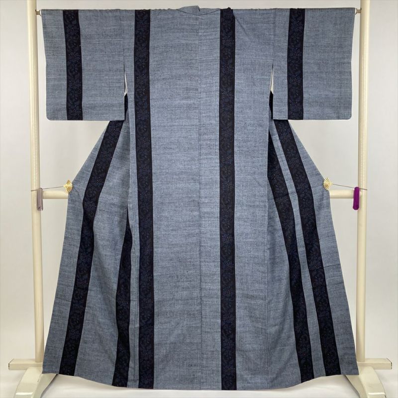 中古） 結城紬 グレー 薄灰青 カジュアル 縦に花唐草 袷 絹