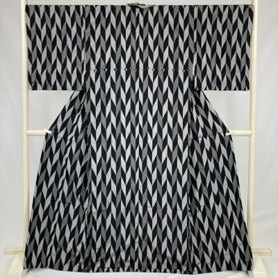 中古） 紬 モノトーン 黒 グレー カジュアル 矢羽根 袷 絹【身丈