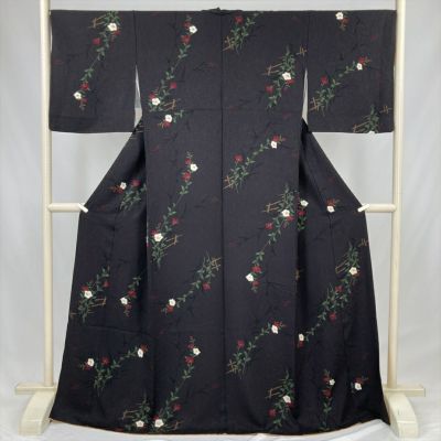 中古） 小紋 黒茶 カジュアル 紅白の花 袷 絹【身丈】164cm【裄丈】71cm